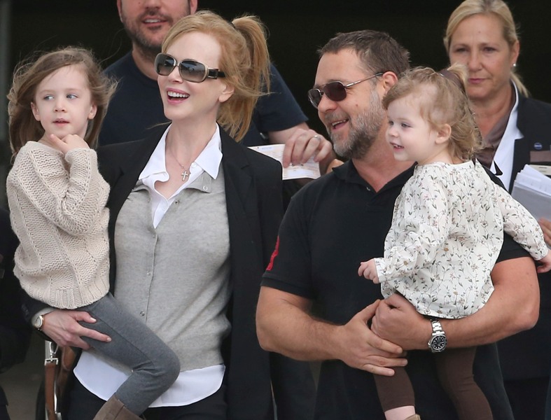 Nicole Kidman arrives with Russell Crowe and daughters met by Keith